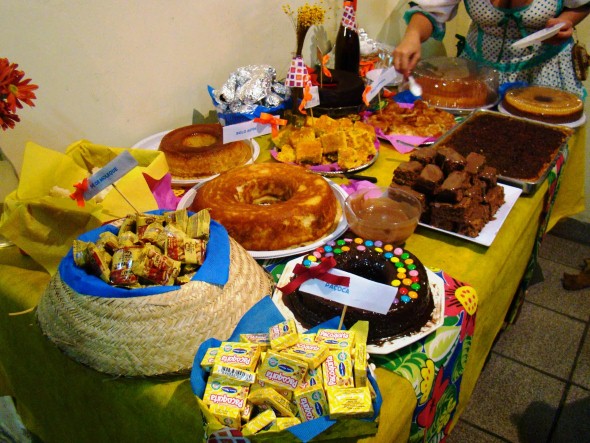 21 idéias de decoração de mesa para festa junina Modelos de mesas para casa