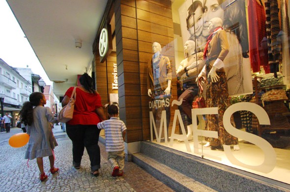 Decorar vitrine de loja Dia das Mães 009