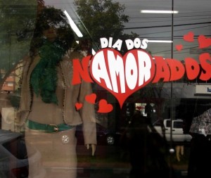 Decoração vitrine Dia dos Namorados 008