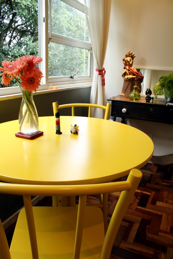 Usar mesas amarelas na decoração 001
