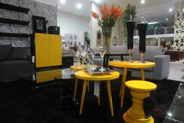 Usar mesas amarelas na decoração 004