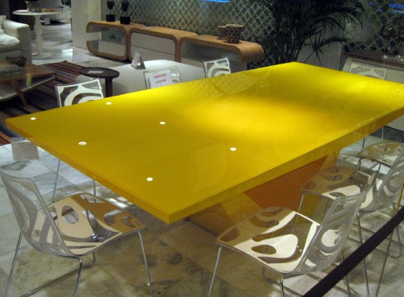 Usar mesas amarelas na decoração 008