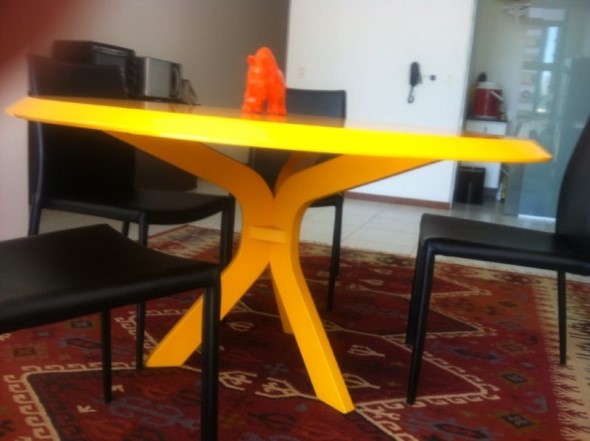 Usar mesas amarelas na decoração 010