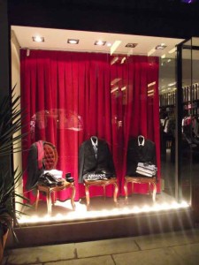 Decorar vitrine de loja de roupa masculina 007