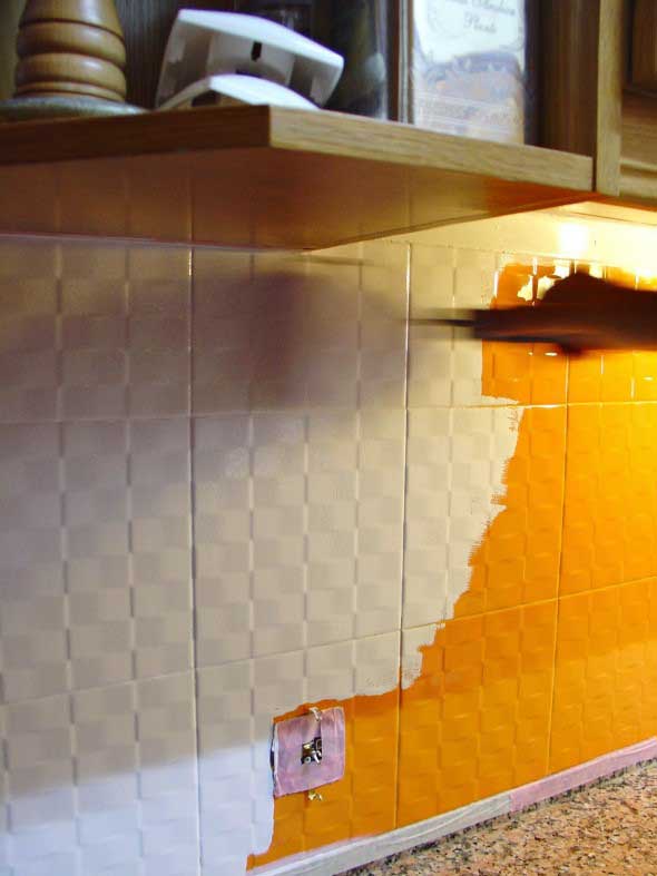 Renove a cozinha pintando os azulejos antigos 001