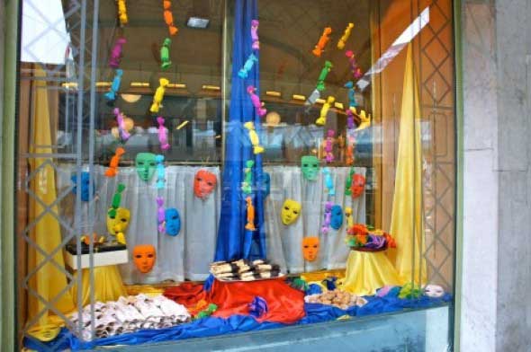 decorar-lojas-para-carnaval-005