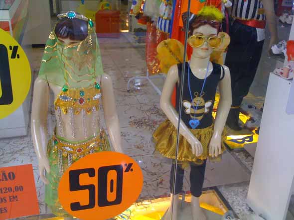 decorar-lojas-para-carnaval-007