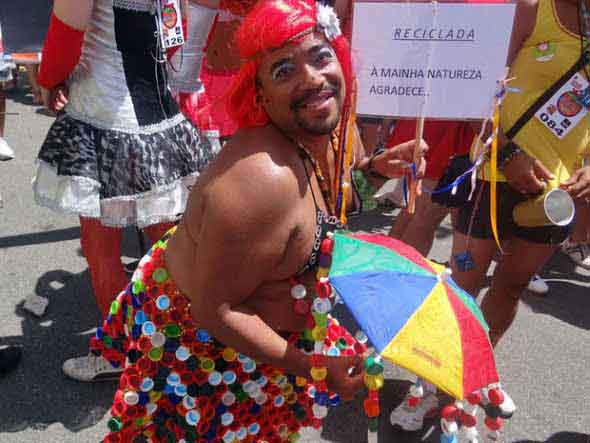 Fantasia de carnaval com material reciclado 003