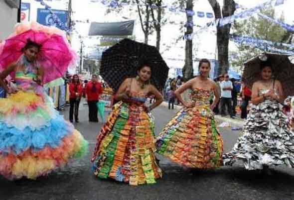 Fantasia de carnaval com material reciclado 017