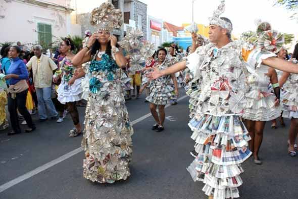 Fantasia de carnaval com material reciclado 018