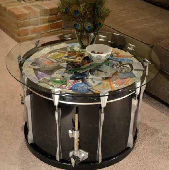 Instrumentos musicais quebrados na decoração 016