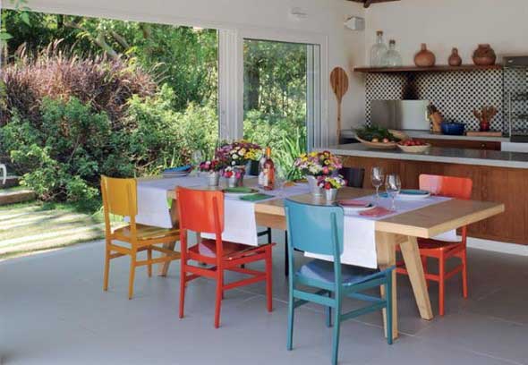 Cadeiras coloridas na decoração 001