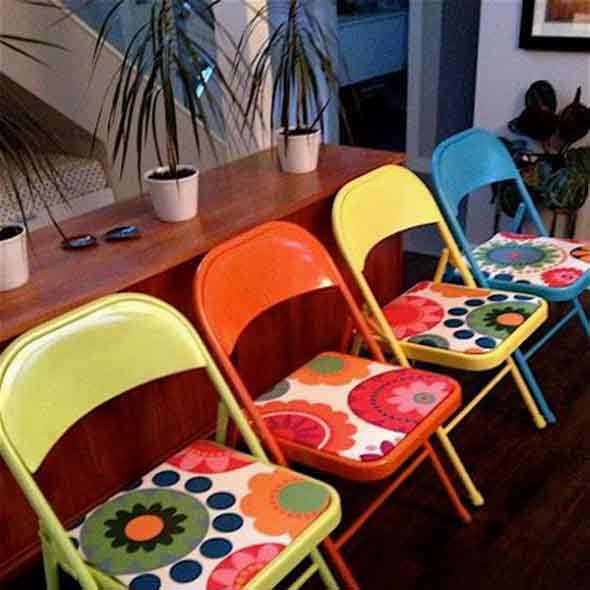 Cadeiras coloridas na decoração 013