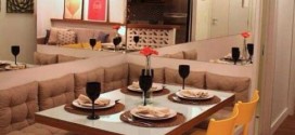 Poltronas, bancos e sofás na sala de jantar